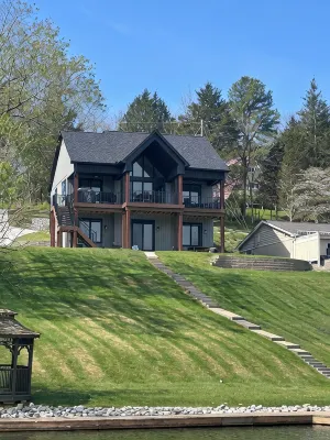 New! Lakefront Getaway - Stunning Views - 7 Miles from the Ark - 4-Sterne