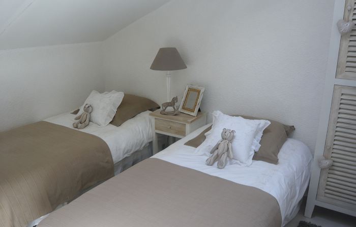 Charming house located on the shore of Lake Maubuisson, close to the ocean.