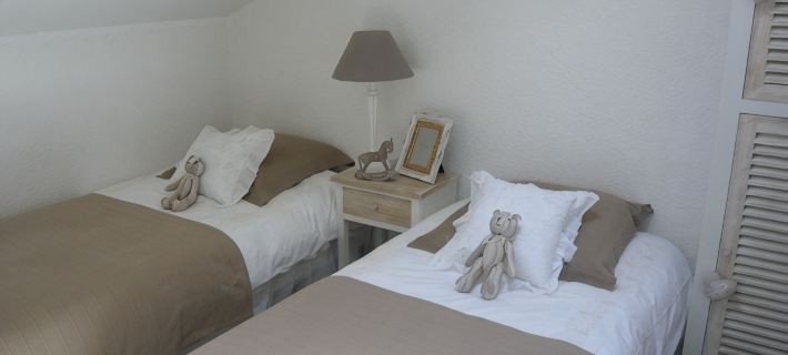 Charming house located on the shore of Lake Maubuisson, close to the ocean. Hoteles en Carcans