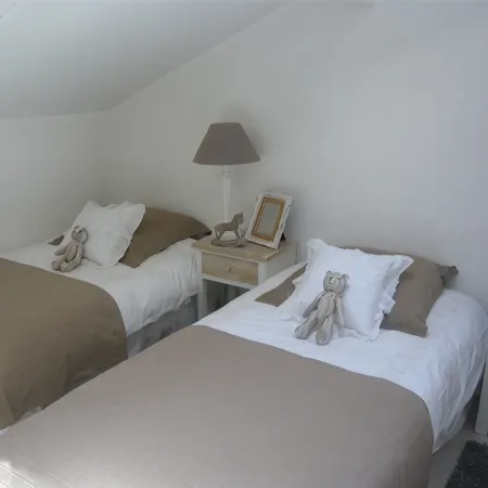 Charming house located on the shore of Lake Maubuisson, close to the ocean.