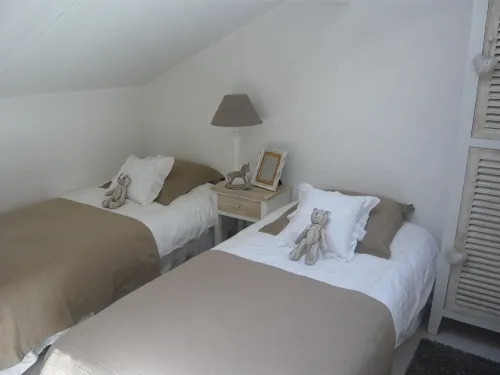 Charming house located on the shore of Lake Maubuisson, close to the ocean.