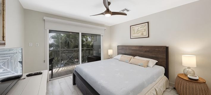 Stunning beachfront condo next to restaurant & a short drive to famous RumPoint Hotels in Rum Point