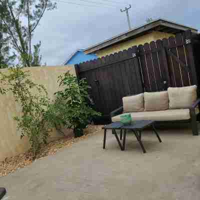 Beautiful 1 Bed 1 Bath Apartment with pool and with walking distance to beach Hotel Exterior