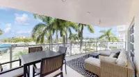 Exceptional Beachfront condo on Crescent Beach - สระว่ายน้ำส่วนตัว