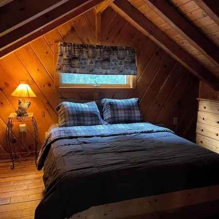2 bedroom private custom built home with loft. Hotels in Jackman