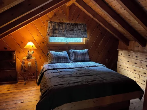 2 bedroom private custom built home with loft. - Homestays