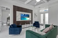 Modern Vacation Home Fully Fences Near Airport - 3-Star