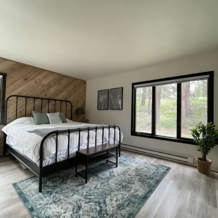 Clean modern farmhouse in Snowcreek with 4 minute walk to shuttle and preserve