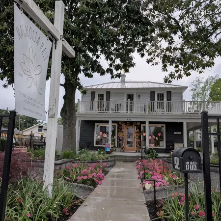 Magnolia Hideaway 2-BR Apt in center of Town of Colonial Beach Hotels in Colonial Beach
