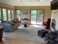 Spacious  5-bedroom  80 acres family farm retreat with AC, WiFi in rural Verona