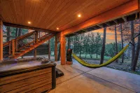 Upscale Treehouse Escape - Hot Tub & Mountain Air - Boutique