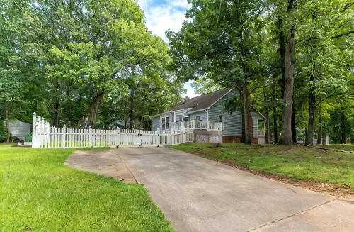 4 Bed, King Bed, Tvs ,Grill, Crib, Kids Essentials,Sleep Noise Machine,Bond Park