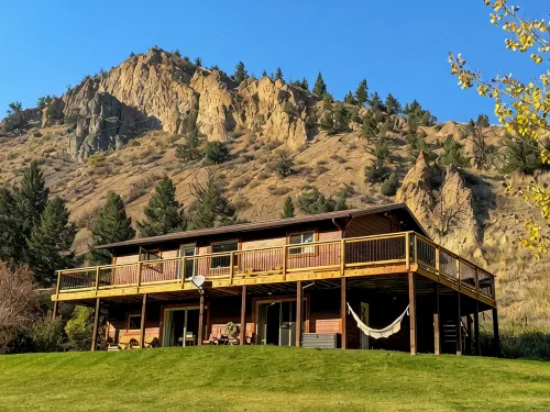 Canyon House near Yellowstone - Hot Springs