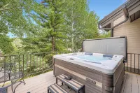 Lux 3/3 Chalet! 4 Min Walk to Quicksilver Lift & Main STPRIVATE Hot TUB"