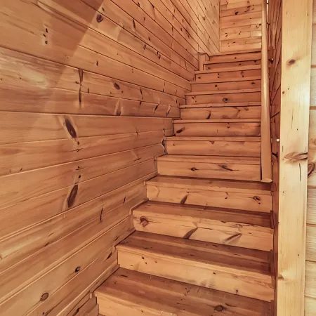 Romantic, Cozy & Beautiful Getaway Cabin, Hot Tub & Close to Parkway!