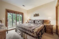 Lux 3/3 Chalet! 4 Min Walk to Quicksilver Lift & Main STPRIVATE Hot TUB"