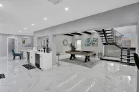 LUX 6BR 4Bath Htd Pool & Jacuzzi Mini Golf G-Room - Wifi