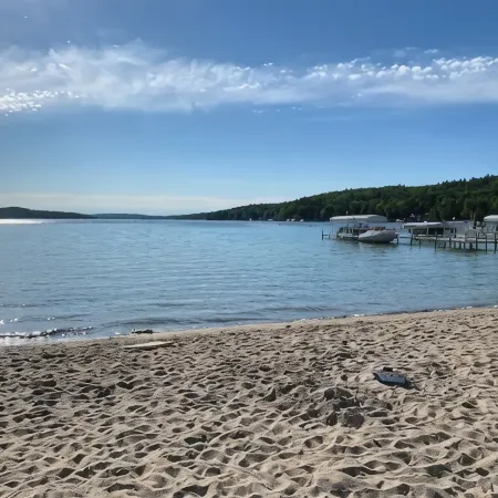 Cute Log Cabin! Boyne Mountain! Hot Tub! Walloon Lake! Fireplace! Beach!