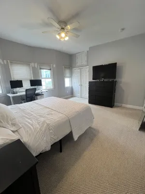 Huge Single Family Retreat-Work-Vacation-Near Convention Center & South Station - บังกะโล