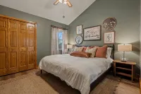 Oakwood Manor: Hot Tub, Sauna, Fire Pit, Games - Wifi