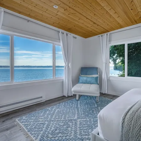 Vashon Modern Waterfront Retreat+Private Beach+BBQ+Firepit