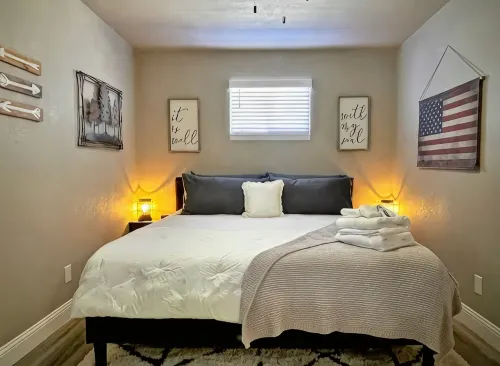 Charming 2-bedroom house with indoor hot tub and spa! Free EV Charger! - Homestays