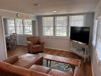 Charming 3-bedroom bungalow in Sneads Ferry with boat dock and gazebo access - Wi-Fi