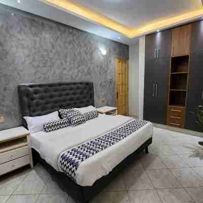Exquisite 4Bed 4.5Bath Lake View Home! Rooms