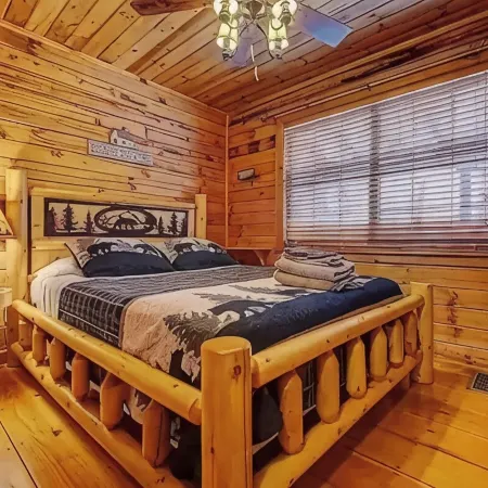 Cozy 2 bedroom Cabin w/hot tub!