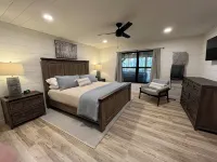 Ozark Shores- Lakefront, Hot Tub, Air Hockey - Homestays