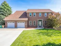 Home w/Hot Tub -Spacious, Quiet Neighborhood Near des Moines, IA. 克萊夫住宿飯店