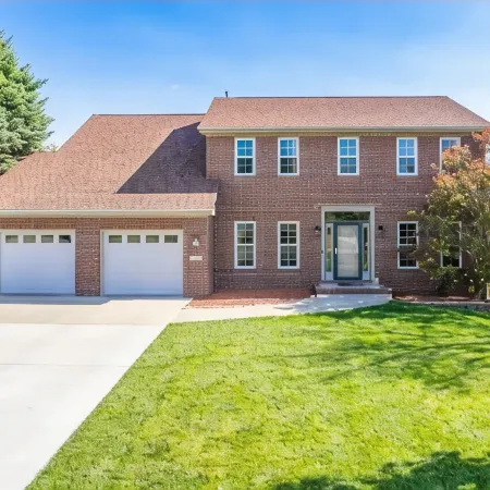 Home w/Hot Tub -Spacious, Quiet Neighborhood Near des Moines, IA.