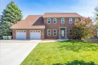 Home w/Hot Tub -Spacious, Quiet Neighborhood Near des Moines, IA.