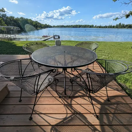 Bright and modern tiny home on the lake!