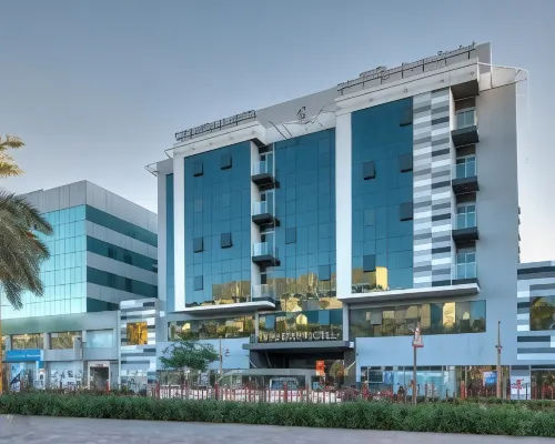 City Avenue Hotel - Muteena โรงแรมใกล้หอนาฬิกาเดรา