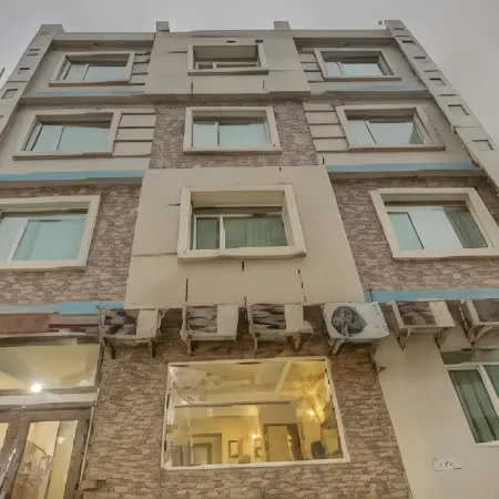 Treebo Rockwell Plaza Отели рядом с достопримечательностью «Кароль Баг»