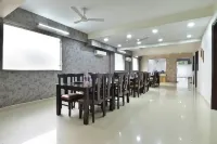 The Vertigo Hotel Noida - bar