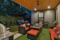 LUXE Spacious Downtown Retreat; SwimSpa; BBQ&FreeParking; Steps2 Moody&UT&6th St - プライペートプール