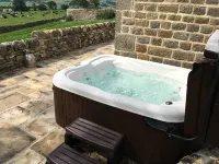 Pretty cottage with enclosed patio and private hot tub with stunning veiws - Wifi