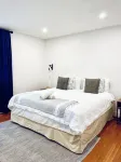 2-Bedroom Downtown Suite | King Bed - Homestays
