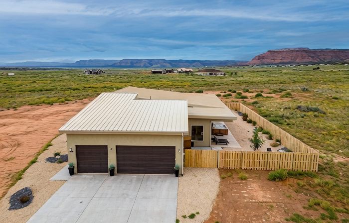 Private pool w/ slide, hot tub, and firepit! Near National Parks!