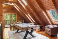 Private, Spacious Cabin for 16+ w/ Hot Tub/Air Hockey ThePinecrestChalet