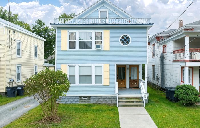 3 miles to B Ball, 5 min walk to Downtown! Stocked Kitchen, AC, WiFi, W/D