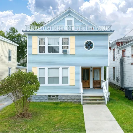 3 miles to B Ball, 5 min walk to Downtown! Stocked Kitchen, AC, WiFi, W/D