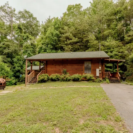 Secluded Cabin getaway-Hot Tub/AC/cable by Pforge