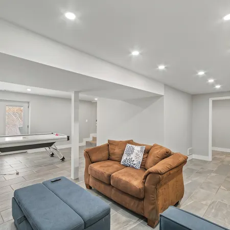 8 min to Ark, Playroom, Sleeps 12 on Quiet Street