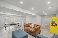 8 min to Ark, Playroom, Sleeps 12 on Quiet Street - 3-Star