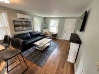 The Shamrock Creekside Cottage- ONE BLOCK FROM DOWNTOWN & on the CREEK! - Wifi