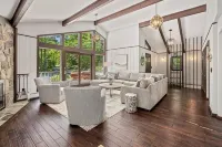 Shuttle to Village/lifts5 miles to base! Cozy Chalet! - 3-Star