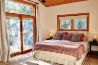 Lux, creekfront 8-acre retreat with hot tub - Boutique